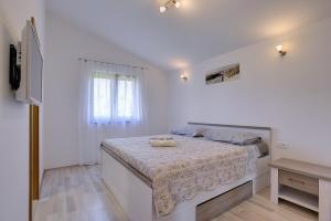 biała sypialnia z łóżkiem i oknem w obiekcie Casa Smoky w mieście Lindar +19 zdjęć