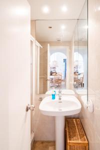 Sea View Apartment Albir Playa Mar في البير: حمام مع حوض ومرآة