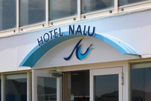ein Aufschlagschild auf der Vorderseite eines Gebäudes in der Unterkunft Hotel NALU　ホテルナル in Kannoura