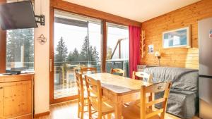 Una cocina y un comedor con mesa y sillas. en V du Bachat EPICEA C02 - Appt 5 pers, en Chamrousse