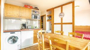 cocina con mesa y lavadora en V du Bachat EPICEA C02 - Appt 5 pers, en Chamrousse 7 fotos más