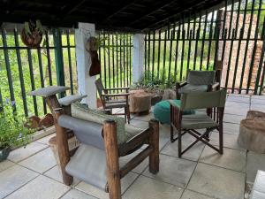 - un ensemble de chaises assises sur une terrasse dans l'établissement Sister's Haven, à Nelspruit