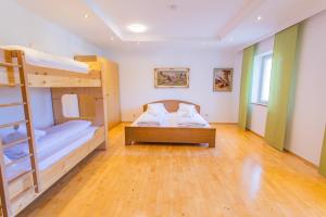 Katil dua tingkat atau katil-katil dua tingkat dalam bilik di Hoamathaus I by Alpenidyll Apartments
