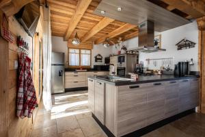 cocina grande con techos de madera y encimeras de madera en Chalet Kala, en Risoul