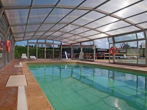 - une piscine avec toit rétractable dans l'établissement Bungalows Playa de Oyambre, à San Vicente de la Barquera