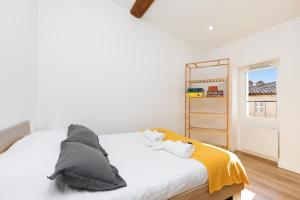 Saint-Paul-en-Forêt的住宿－Forêt Royale YourHostHelper，卧室配有白色的床和窗户。