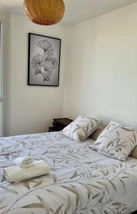 Spacieux T2 idéalement placé في تولوز: غرفة نوم بسرير مع صورة على الحائط