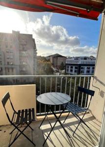 - Balcón con mesa y sillas y vistas a la ciudad en Spacieux T2 idéalement placé, en Toulouse