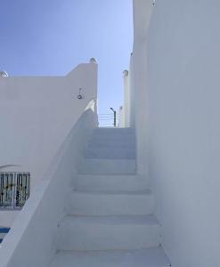 ルクソールにあるVilla Dream Desertの白い建物へ続く階段