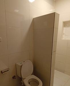 een badkamer met een toilet in een stal bij Villa Dream Desert in Luxor