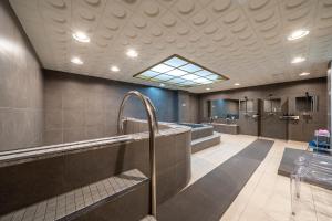 ein großes Badezimmer mit Dusche und Waschbecken in der Unterkunft KNox Hotel in Cheonan