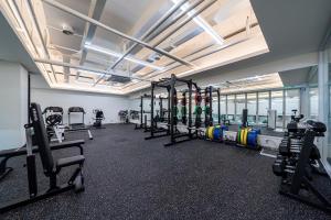 ein Fitnessstudio mit mehreren Laufbändern in einem Raum in der Unterkunft KNox Hotel in Cheonan