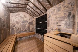 ein Whirlpool in einem Zimmer mit einer Steinwand in der Unterkunft KNox Hotel in Cheonan + 63 Fotos