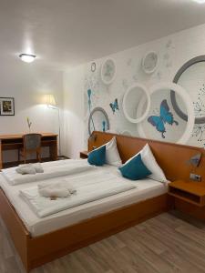 Ein Bett oder Betten in einem Zimmer der Unterkunft Hotel Krone Riesling
