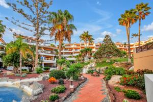 uitzicht op het resort vanuit de tuin bij ZEN HOLIDAYS, Heated Pool, Cond Air, Terrace in San Miguel de Abona