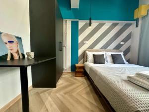 een slaapkamer met een bed en een bureau. bij Ermou funky lofts in Athene