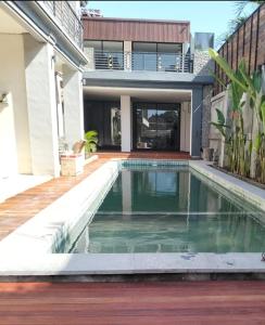 una piscina di fronte a una casa di VIVA Bali House a Sanur