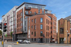 un gran edificio de ladrillo en la esquina de una calle en City Centre Luxury Apartment, en Belfast