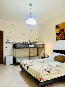 ナポリにあるJordan Homeのベッドルーム1室(壁に鳥が飾られた部屋内)