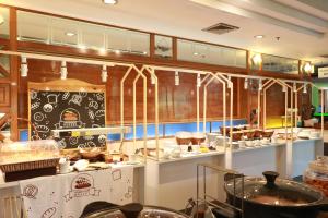 eine Küche voll mit vielen Speisen vorhanden in der Unterkunft Felix River Kwai Resort - SHA Plus,Certified in Kanchanaburi
