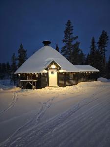 Cabaña con techo nevado en Blåfjell Stugby, en Kåbdalis