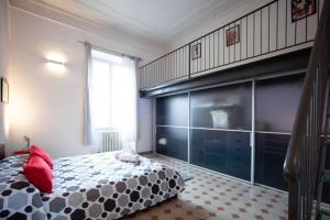 1 dormitorio con 1 cama grande en una habitación en Red House Ostiense Historic building, en Roma