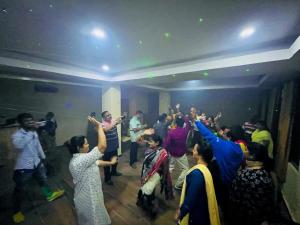 um grupo de pessoas a dançar numa sala em Hotel Kalinga Grand - Top Rated Most Awarded Property In Manali em Manali