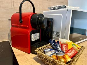 eine Kaffeemaschine und ein Korb mit Lebensmitteln neben einem Drucker in der Unterkunft Limoges Sud-LesCinqSuites Le Saint Laurent-DABNB in Limoges