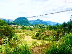 widok na tarasy ryżowe w górach w obiekcie Bac Ha Lodge Retreat w mieście Bac Ha