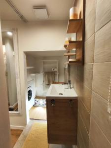 a kitchen with a sink and a washing machine at Studio vieille ville tout équipé sans ascenseur in Menton