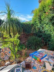 Una mesa con libros encima al lado de un jardín. en Tuttifrutti holiday, en Acireale 68 fotos más