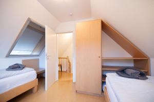 a small bedroom with two beds and a window at Strandglück 3 in Zingst