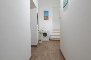 a hallway with white walls and a washing machine at Teatro Romano Centro Storico Wi-FI Centralissima in Terracina