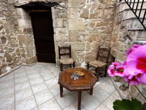 - une terrasse avec 2 chaises, une table et des fleurs dans l'établissement Afroditi 2, à Pigounianá