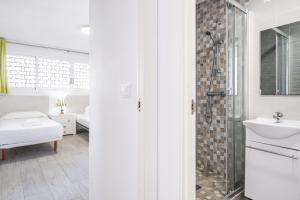 biała łazienka z umywalką i prysznicem w obiekcie Agua Azul 4-A Apartment Levante-Rincon de Loix w mieście Benidorm
