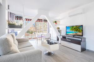 salon z kanapą i telewizorem w obiekcie Agua Azul 4-A Apartment Levante-Rincon de Loix w mieście Benidorm