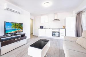 salon z kanapą i telewizorem w obiekcie Agua Azul 4-A Apartment Levante-Rincon de Loix w mieście Benidorm