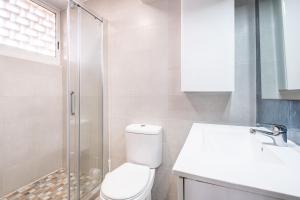 łazienka z toaletą i przeszklonym prysznicem w obiekcie Agua Azul 4-A Apartment Levante-Rincon de Loix w mieście Benidorm +15 zdjęć