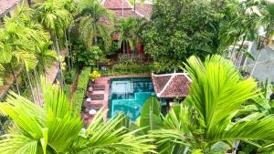 einen Blick über den Pool im Garten in der Unterkunft Residence Indochine D'angkor in Siem Reap