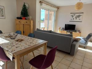 Televízia a/alebo spoločenská miestnosť v ubytovaní Le Barcares bel appartement 62m2 -2 chambres