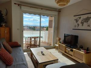Televízia a/alebo spoločenská miestnosť v ubytovaní Le Barcares bel appartement 62m2 -2 chambres
