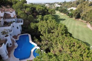 een luchtzicht op een resort met een zwembad bij Golf Duplex con piscina en La Quinta Golf Marbella in Málaga