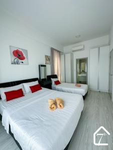 ein Hotelzimmer mit 2 Betten und Handtüchern darauf in der Unterkunft 7th Avenue Stay (Sutera Avenue) in Kota Kinabalu