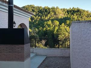 Elle comprend un balcon offrant une vue sur la montagne. dans l'établissement Casa Rural E Puente del Segura, à Elche de la Sierra