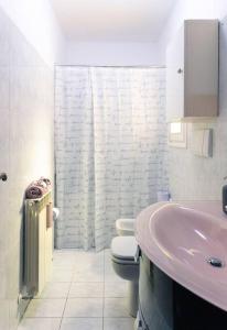 La salle de bains blanche est pourvue de toilettes et d'un lavabo. dans l'établissement Alle porte del Montefeltro - Maison Torriana, à Torriana