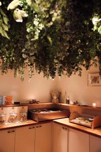 eine Küche mit Pflanzen, die von der Decke hängen in der Unterkunft Golden Tulip Keyser Breda Centre in Breda