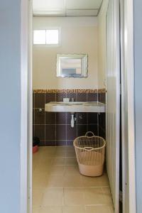 La salle de bains est pourvue d'un lavabo et d'un miroir. dans l'établissement Pailin Hill Hotel, à Patong Beach