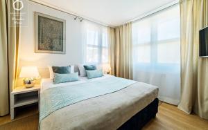 カルパチにあるWonder Home - Apartamenty z balkonami i ogródkami, blisko stoków narciarskich i szlaków turystycznychの大きなベッドと窓のある寝室