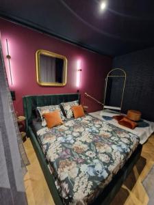 Un pat sau paturi într-o cameră la Le Boudoir D'Olympe Appartement érotico-romantique