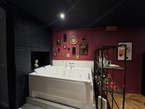 O baie la Le Boudoir D'Olympe Appartement érotico-romantique